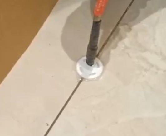 信阳瓷砖空鼓维修公司专业解答瓷砖在铺贴过程中，如果没有涂抹均匀到位的粘结材料（如水泥砂浆或瓷砖胶），可能会导致以下问题