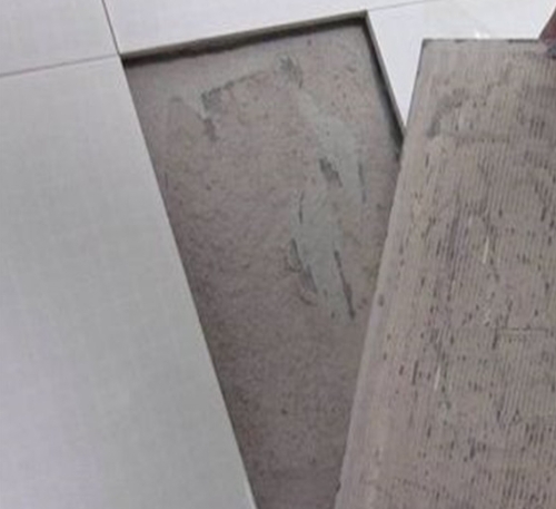 信阳瓷砖空鼓维修公司分享瓷砖铺贴时如果打浆（即涂抹在瓷砖背面和基层上的砂浆或瓷砖胶）过少，会带来以下问题